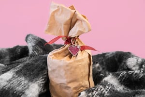 Geschenk aus aus recyceltem Material mit herzförmigem ID-Tag